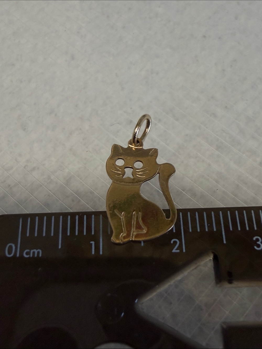 Solid 10K gold vintage minimalist sitting cat / kitten pendant - Picture 7 of 8